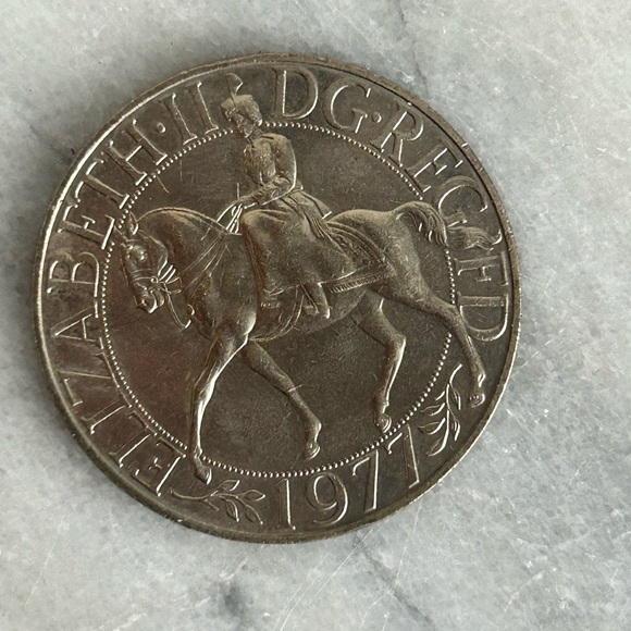 Collectible Coin 1977 Silver Jubilee Queen Elizabeth II - Picture 3 of 4